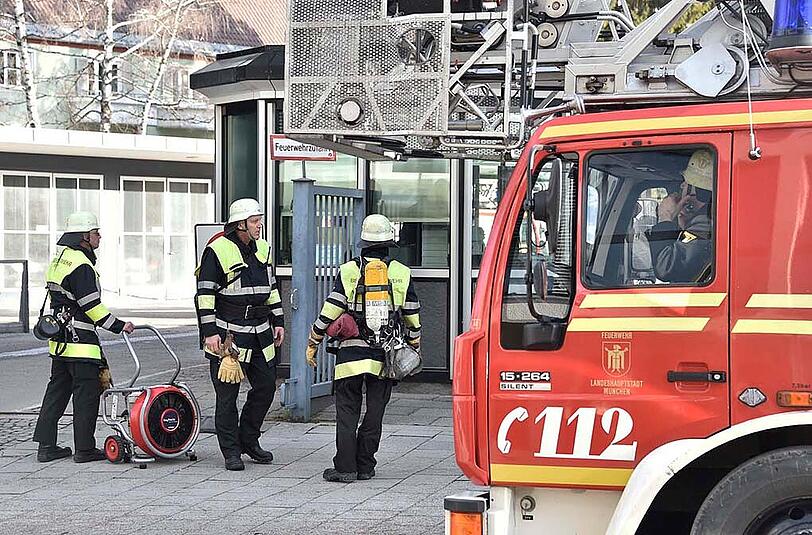 Fotos vom Feuerwehreinsatz bei Giesecke & Devrient in der Prinzregentenstraße. Das Unternehmen befasst sich vor allem mit dem Druck von Banknoten.