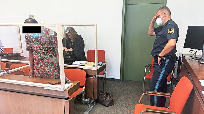 Yawo A. mit Anwältin Birgit Schwerdt.