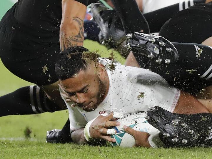 Englands Manu Tuilagi sichert sich das Rugby-Ei.