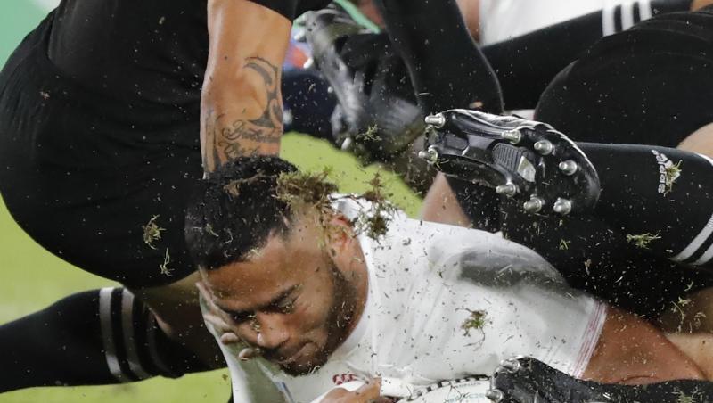 Englands Manu Tuilagi sichert sich das Rugby-Ei. Englands Manu Tuilagi sichert sich das Rugby-Ei.