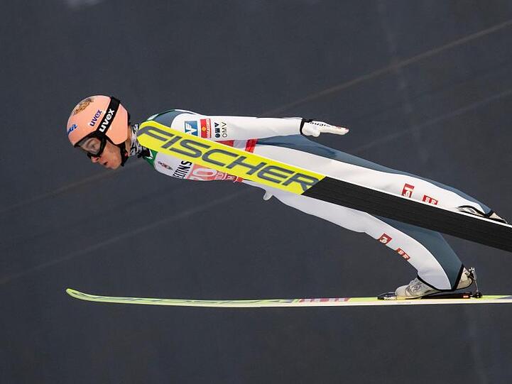 Stefan Kraft, Skispringer aus Österreich, springt beim Training. Foto: Daniel Karmann/dpa