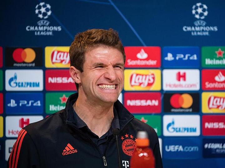 Thomas Müller vom FC Bayern München sitzt auf dem Podium bei der Pressekonferenz. Foto: Matthias Balk/dpa