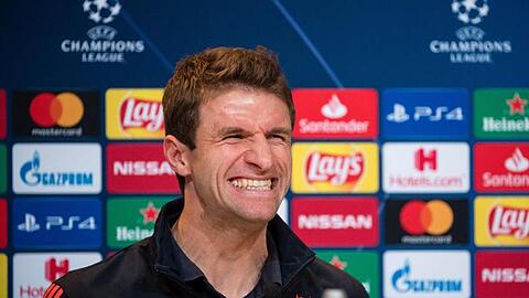 Thomas Müller vom FC Bayern München sitzt auf dem Podium bei der Pressekonferenz. Foto: Matthias Balk/dpa