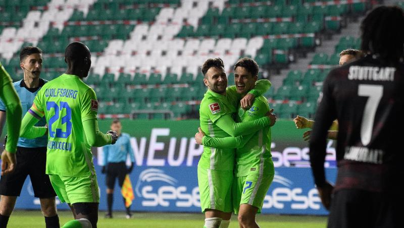 Die Wolfsburger Josip Brekalo (r) und Renato Steffen bejubeln das 1:0.