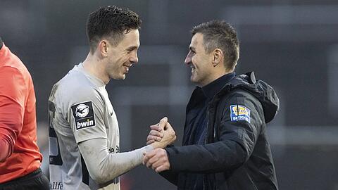 So sehen Sieger aus - und Befreite: Torschütze Marcel Bär (l.) und Trainer Michael Köllner nach dem 2:0-Sieg bei Borussia Dortmund II.