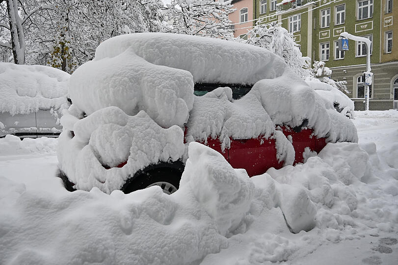 Autos sind unter den Schneemassen kaum noch zu sehen.