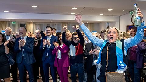 Jubel bei der CSU in N&uuml;rnberg - Amtsinhaber wird aller Voraussicht nach mit deutlichem Vorsprung und damit als klarer Favorit in die Stichwahl um die Oberb&uuml;rgermeister-Wahl gehen.