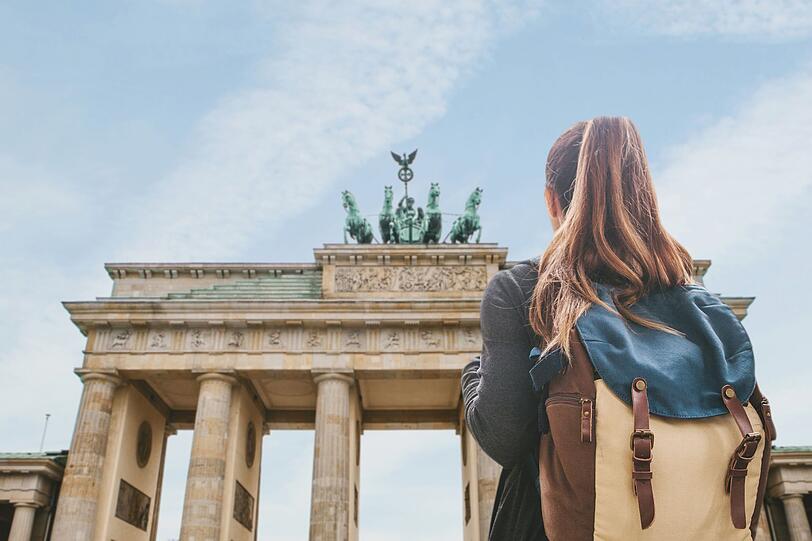 Sommerurlaub mal anders? Dann ist Berlin vielleicht genau das richtige Ziel für Sie. Hier hat man im eigenen Land jede Menge Multi-Kulti, kann laue Sommernächte in Biergärten und Nächte in Clubs verbringen, in Seen und Freibädern baden oder an der Spree chillen. Und wenn das Wetter mal nicht mitspielt, gibt's genügend Indoor-Optionen. Sommerurlaub mal anders? Dann ist Berlin vielleicht genau das richtige Ziel für Sie. Hier hat man im eigenen Land jede Menge Multi-Kulti, kann laue Sommernächte in Biergärten und Nächte in Clubs verbringen, in Seen und Freibädern baden oder an der Spree chillen. Und wenn das Wetter mal nicht mitspielt, gibt's genügend Indoor-Optionen.