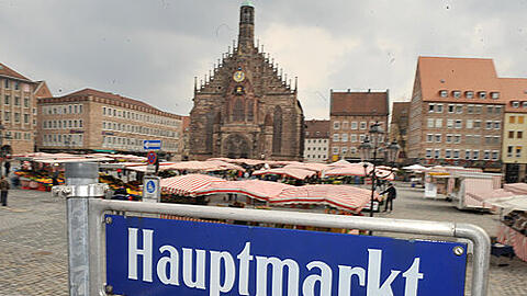 Der Hauptmarkt soll frei von Bäumen und Bauten bleiben. An mindestens 150 Tagen im Jahr soll dort Obst- und Gemüse verkauft werden. Die Taxis an der Westseite sollen verschwinden und das Pflaster wird neu verlegt.