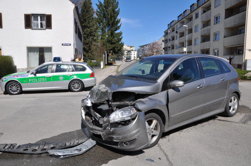 Ein Mercedesfahrer missachtet die Vorfahrt und knallt in einen VW.