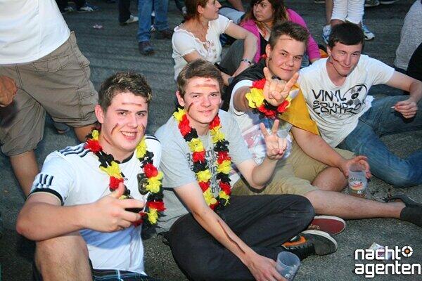 Public Viewing im Olympiastadion: So fieberten die Fans mit der deutschen Mannschaft.