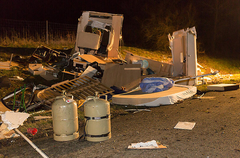 Bilder vom Unfallort in Altdorf: Auf der A3 kollidierte ein Wagen mit einem Wohnmobil, welches vollkommen zerfetzt wurde.