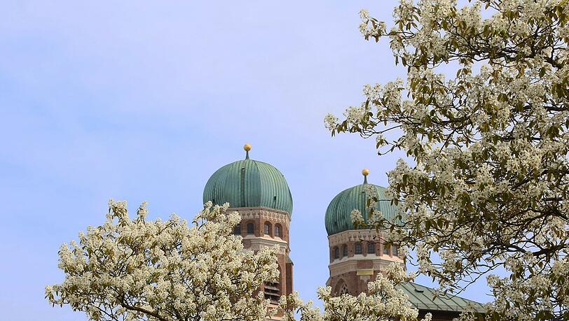 München blüht auf? Diese Aufnahme aus der Maxburg hinaus auf die Frauenkirche ist doch der Beweis.