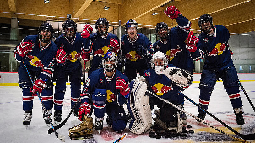 Die Eishockey- und Formel-1-Cracks zusammen auf dem Eis.