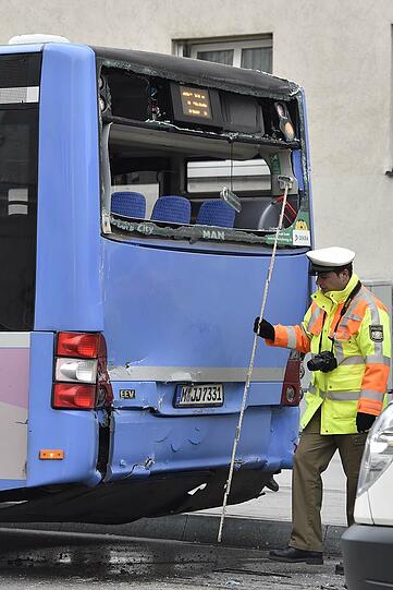 Auf der Plinganser Straße kollidieren zwei Linienbusse. Eine Stunde war sie komplett gesperrt.