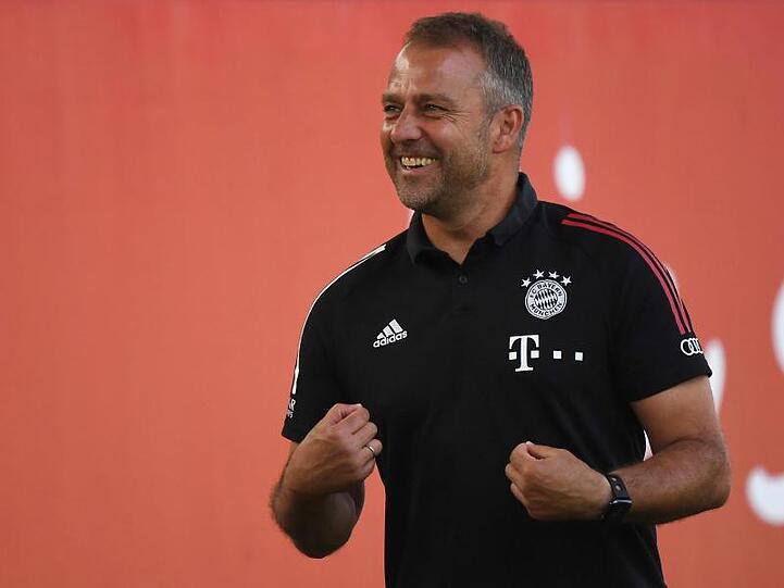 Münchens Trainer Hansi Flick geht vor dem Spiel zum Interview. Foto: Matthias Balk/dpa/Archiv