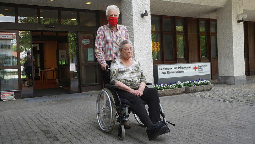 Klaus Hanke mit seiner Mutter. Klaus Hanke mit seiner Mutter.