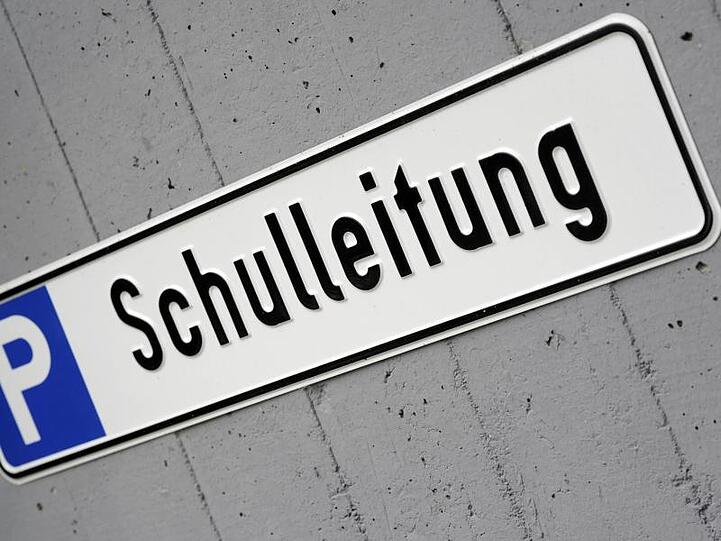 Ein Schild weist vor einer Schule auf einen für die Schulleitung reservierten Parkplatz hin. Foto: Marius Becker/dpa/Archivbild