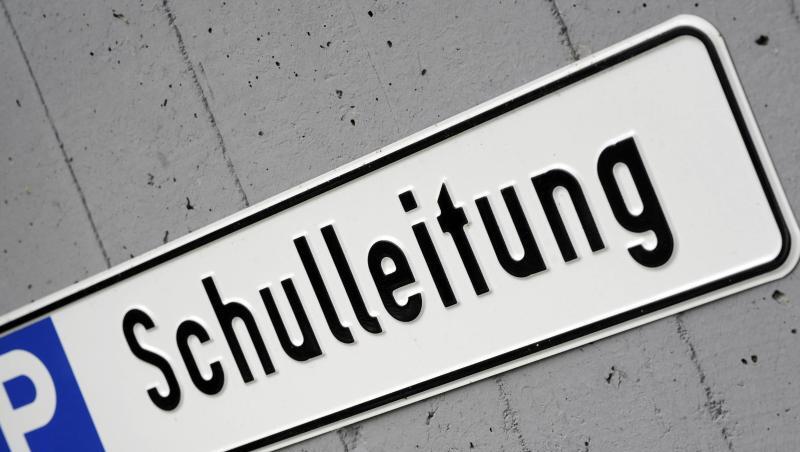 Ein Schild weist vor einer Schule auf einen für die Schulleitung reservierten Parkplatz hin. Foto: Marius Becker/dpa/Archivbild Ein Schild weist vor einer Schule auf einen für die Schulleitung reservierten Parkplatz hin. Foto: Marius Becker/dpa/Archivbild