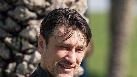 Trainer Niko Kovac vom Fußball-Bundesligisten FC Bayern München steht während einer Übungseinheit auf dem Platz. Foto: Peter Kneffel