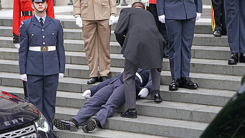 Ein Soldat liegt ohnmächtig auf den Stufen der  St. Paul's Kathedrale