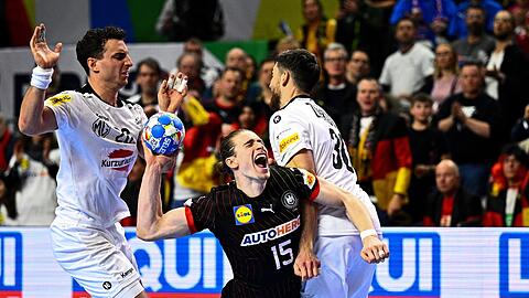 Juri Knorr (M) und die DHB-Auswahl trennten sich von Österreich Remis.