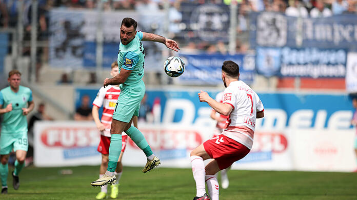 Morris Schröter trifft gegen Regensburg zur 1:0-Führung.