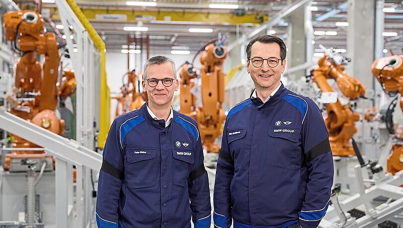 Peter Weber, Leiter BMW Group Werk München, steht neben Milan Nedeljkovic (r.), Produktionsvorstand der BMW AG.
