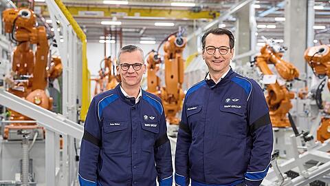 Peter Weber, Leiter BMW Group Werk München, steht neben Milan Nedeljkovic (r.), Produktionsvorstand der BMW AG.