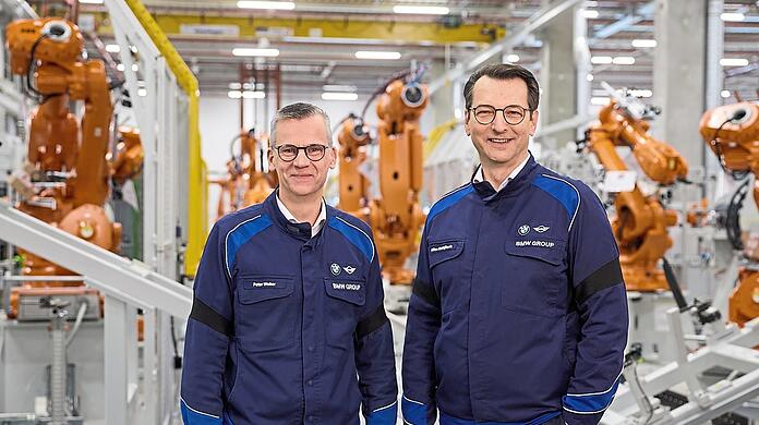 Peter Weber, Leiter BMW Group Werk München, steht neben Milan Nedeljkovic (r.), Produktionsvorstand der BMW AG.