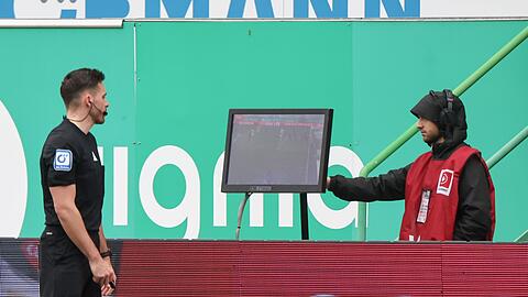 Stand mit Durchsagen auch im Fokus: Schiedsrichter Tom Bauer.