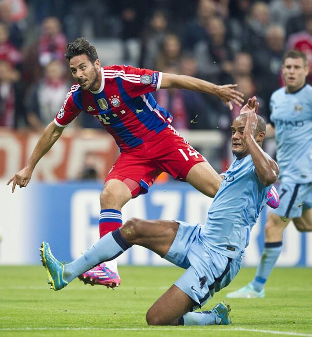In der Champions-League-Saison 2014/15 im direkten Duell: Bayern-Stürmer Pizarro (l.) gegen ManCity-Verteidiger Kompany