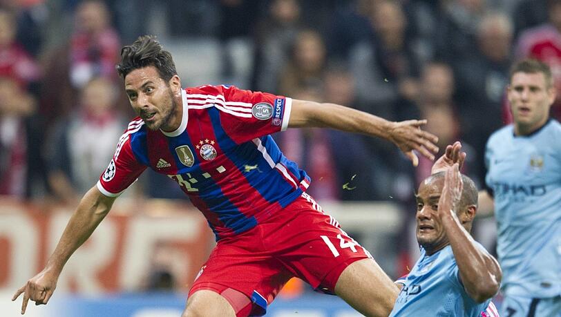 In der Champions-League-Saison 2014/15 im direkten Duell: Bayern-Stürmer Pizarro (l.) gegen ManCity-Verteidiger Kompany