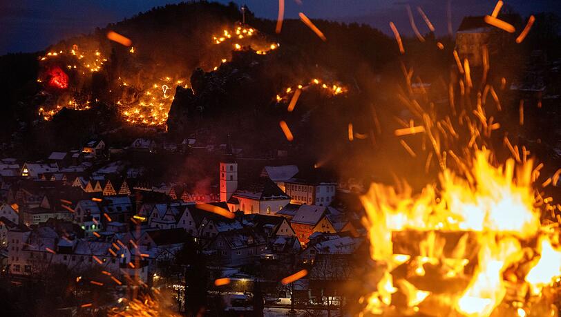 Die Bergfeuer in Pottenstein werden jedes Jahr am 6. Januar entzündet. (Archivbild) Die Bergfeuer in Pottenstein werden jedes Jahr am 6. Januar entzündet. (Archivbild)