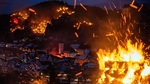 Die Bergfeuer in Pottenstein werden jedes Jahr am 6. Januar entz&uuml;ndet. (Archivbild)