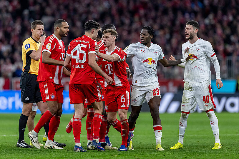 Aleksandar Pavlovic wird von Joshua Kimmich zur&uuml;ckgehalten.