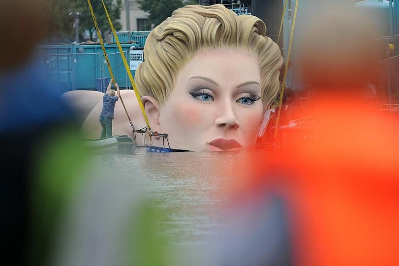 Hier wird die Riesen-Nixe in der Hamburger Binnenalster zu Wasser gelassen. Sie soll dort - wie in einer Badewanne - den Sommer genießen. Ein Hindernis-Parcour für die Dampfer.