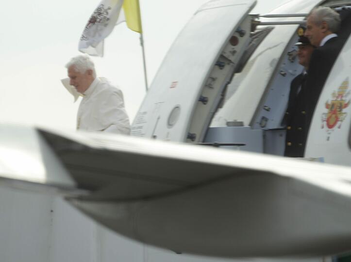 Papst Benedikt XVI. ist zu seinem ersten offiziellen Staatsbesuch in Deutschland eingetroffen.