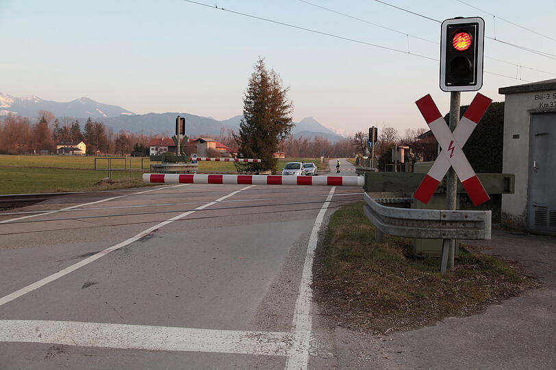 Tödlicher Unfall an einem Bahnübergang in Rosenheim. Die Bilder von der Unfallstelle.