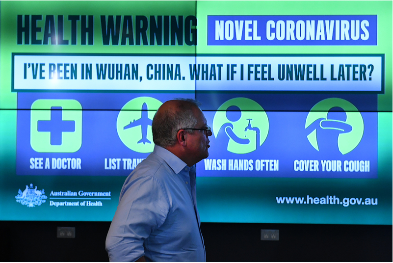 Australien, Canberra: Scott Morrison, Premierminister von Australien, wird über die Schritte zur Kontrolle des Coronavirus in der Nationalen Unfallstation des Gesundheitsministeriums informiert. In Australien ist erstmals ein mit dem neuartigen Coronavirus infizierter Mensch gestorben.