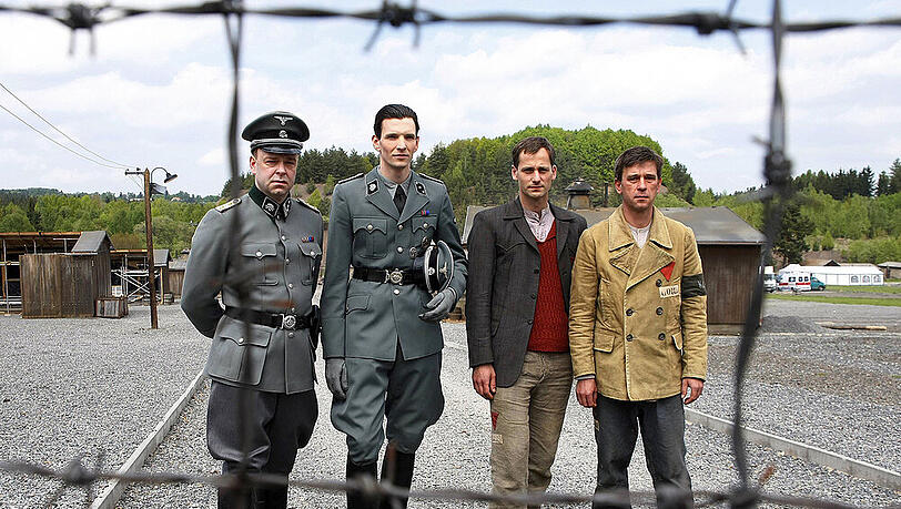 Die Darsteller Robert Gallinowski, Sabin Tambrea, Florian Stetter, Peter Schneider (v.l.) am Set von "Nackt unter Wölfen"