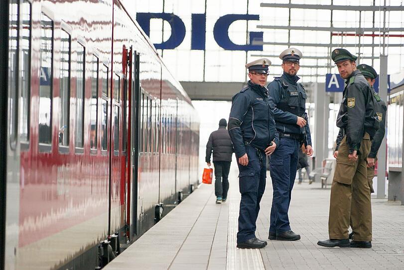Gemeinsam auf Streife: Bundespolizisten (in blauer Uniform) und Beamte des Münchner Präsidiums im Hauptbahnhof.