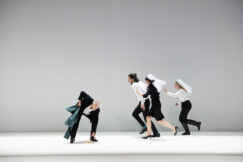 Das perfekte &bdquo;Cosi&ldquo;-Ensemble: Johannes Martin Kränzle (Don Alfonso, l.) André Schuen (Guglielmo), Marianne Crebassa (Dorabella) und Elsa Dreisig (Fiordiligi).