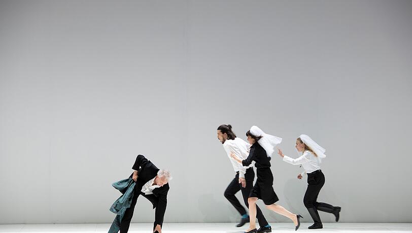 Das perfekte „Cosi“-Ensemble: Johannes Martin Kränzle (Don Alfonso, l.) André Schuen (Guglielmo), Marianne Crebassa (Dorabella) und Elsa Dreisig (Fiordiligi). Das perfekte „Cosi“-Ensemble: Johannes Martin Kränzle (Don Alfonso, l.) André Schuen (Guglielmo), Marianne Crebassa (Dorabella) und Elsa Dreisig (Fiordiligi).