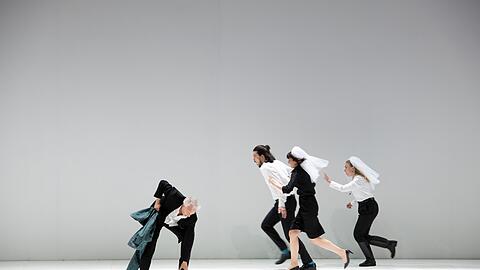 Das perfekte &bdquo;Cosi&ldquo;-Ensemble: Johannes Martin Kränzle (Don Alfonso, l.) André Schuen (Guglielmo), Marianne Crebassa (Dorabella) und Elsa Dreisig (Fiordiligi).