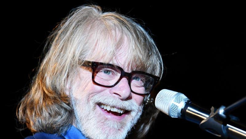 Helge Schneider, Komiker und Musiker, lacht auf der Bühne. Foto: Uwe Anspach/dpa/Archivbild Helge Schneider, Komiker und Musiker, lacht auf der Bühne. Foto: Uwe Anspach/dpa/Archivbild
