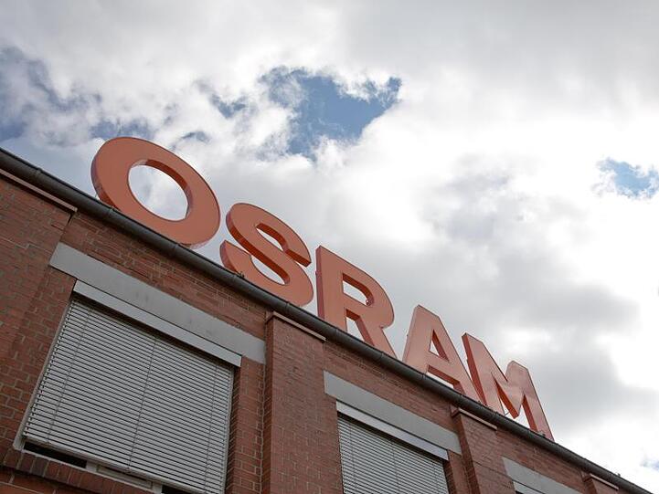 Das Logo von Osram ist auf einem Gebäude zu sehen. Foto: Jörg Carstensen/Archiv