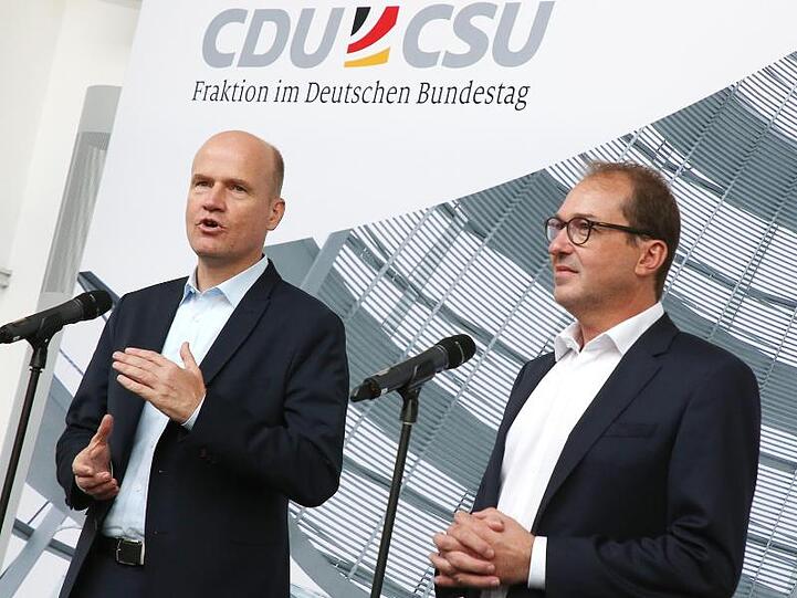 Unions-Fraktionschef Ralph Brinkhaus (CDU, l.) und der CSU-Landesgruppenchef Alexander Dobrindt nach der Vorstandsklausur.