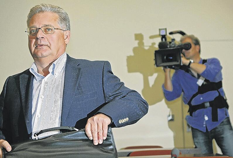 &bdquo;Natürlich werde ich aussagen&ldquo;, sagte Ex-Siemens-Direktor Reinhard S. gestern zu Beginn seines Strafprozesses. Seinen ehemaligen Vorgesetzten dürfte dies nicht gefallen.