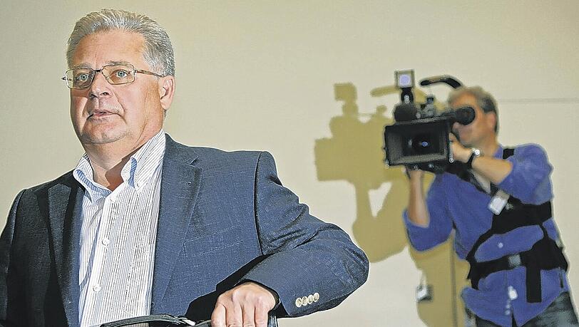 „Natürlich werde ich aussagen“, sagte Ex-Siemens-Direktor Reinhard S. gestern zu Beginn seines Strafprozesses. Seinen ehemaligen Vorgesetzten dürfte dies nicht gefallen. „Natürlich werde ich aussagen“, sagte Ex-Siemens-Direktor Reinhard S. gestern zu Beginn seines Strafprozesses. Seinen ehemaligen Vorgesetzten dürfte dies nicht gefallen.